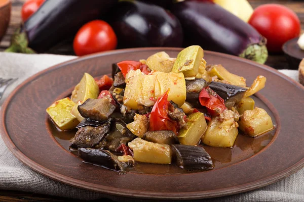 plaka üzerinde demlenmiş patlıcan