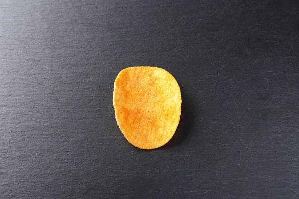 Kartoffelchips auf Schiefer — Stockfoto