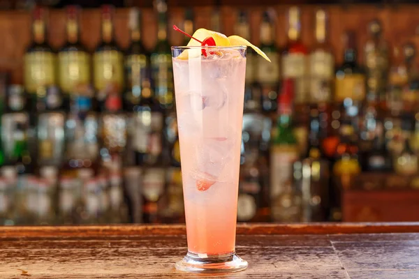 Розовый коктейль в баре — стоковое фото