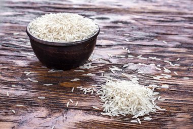 ahşap bir arka plan üzerinde pirinç