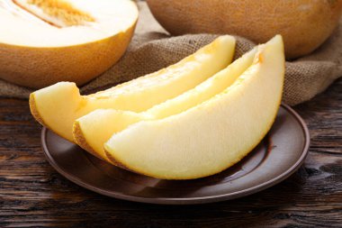 dilimler halinde kesip kavun