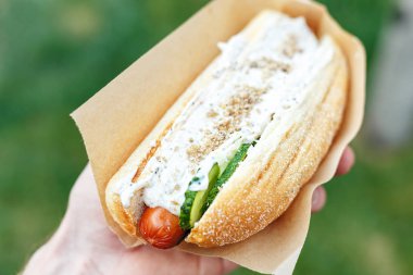 Soslu sosisli sandviç