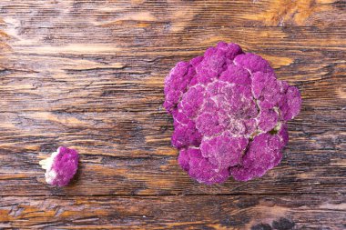 Bir tahta üzerinde mor karnabahar 