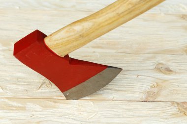 ahşap bir arka plan üzerinde ax