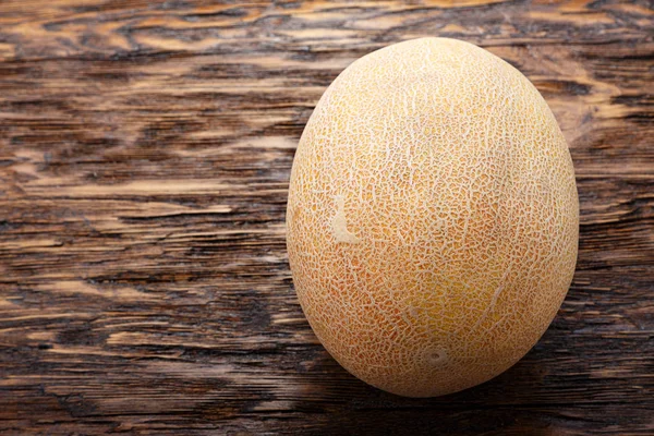 Geheel rijpe meloen op tafel — Stockfoto