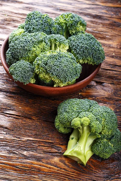 Broccoli op een houten tafel — Stockfoto