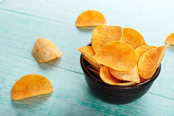 Potato chips in a clay plate — Stock Photo, Image