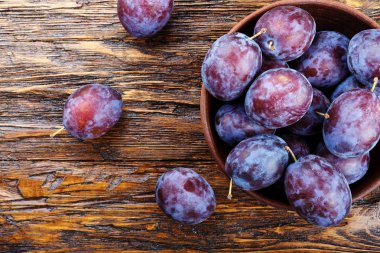 Arka planda bir kil plaka rustik Erik