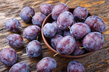 Arka planda bir kil plaka rustik Erik