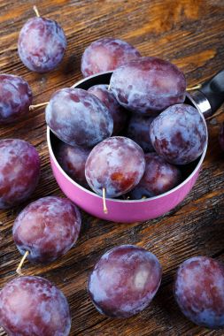 Bir tencerede taze Erik