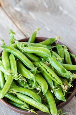 bir tabak yeşil bezelye