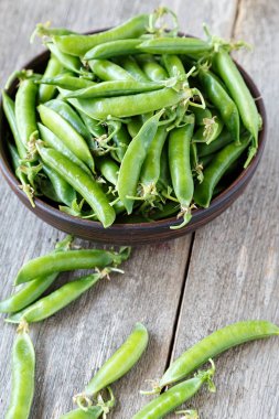 bir tabak yeşil bezelye
