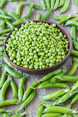 bir tabak içinde taze yeşil bezelye