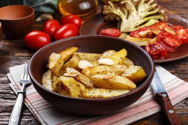 fırında patates bir plaka üzerinde. Üstten Görünüm.