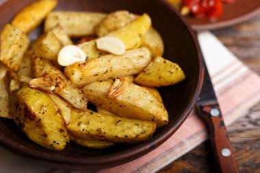 fırında patates bir plaka üzerinde. Üstten Görünüm.