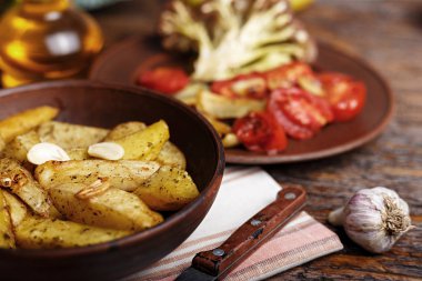 fırında patates bir plaka üzerinde. Üstten Görünüm.