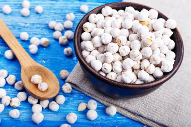 Ahşap arka planda bir kasede nohut