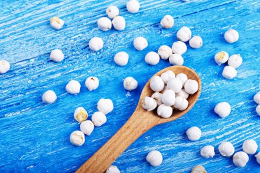 ahşap bir zemin üzerine dökülen nohut