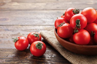 Bir tabak içinde olgun domates