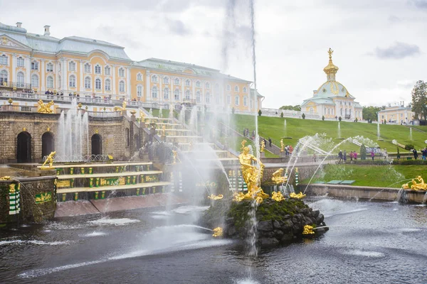 Peterhof 골동품 분수 — 스톡 사진