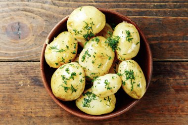 bir tabak içinde genç patates