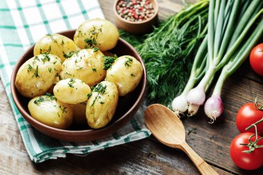 Yaz akşam yemeği ile patates ayarla