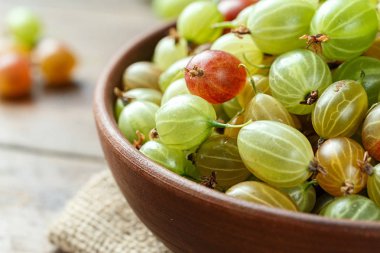Plaka yakın çekim üzerinde olgunlaşmış bektaşi üzümü