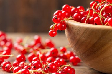 Ahşap arka planda kırmızı frenk üzümü