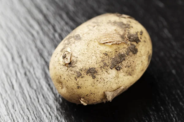 Młodych ziemniaków na czarnym tle — Zdjęcie stockowe