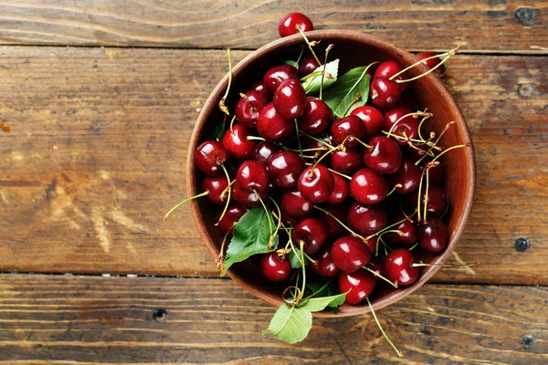 bir plaka üzerinde kırmızı kiraz