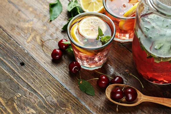 Bebida casera de cerezas — Foto de Stock