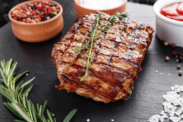 Filete cocido en una pizarra — Foto de Stock