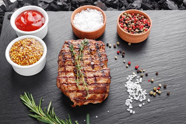 Filete cocido en una pizarra — Foto de Stock