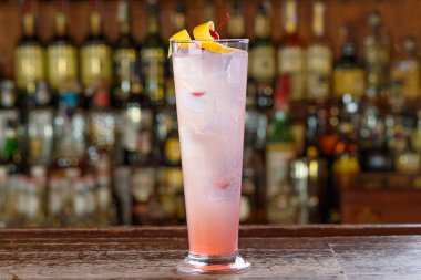 Yaz çubuğunda uzun kokteyl