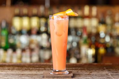 Cin ve greyfurt suyu kokteyli