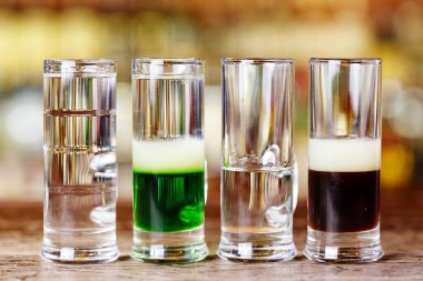 Çok renkli çok katmanlı kokteyller