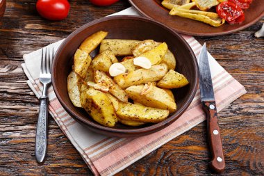 fırında patates bir plaka üzerinde. Üstten Görünüm.