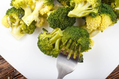 Bir tabağa Haşlanmış brokoli