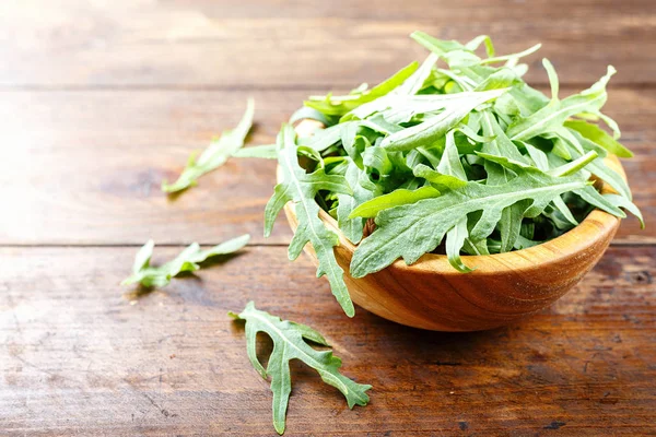 Rucola in einem Teller gehackt — Stockfoto