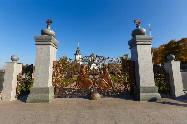 Grandes puertas de hierro forjado al complejo del templo de la aldea —  Fotos de Stock