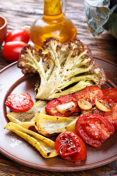 Légumes rôtis dans une assiette — Photo