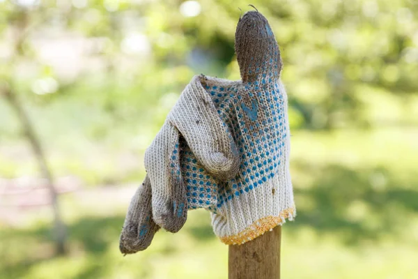 Working glove in the background of the garden — Stock Photo, Image