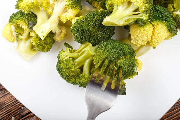 Kokt broccoli på en tallrik — Stockfoto