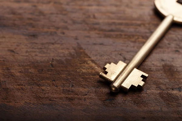 Llave sobre un fondo de madera — Foto de Stock