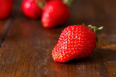 ahşap zemin olgun çilek