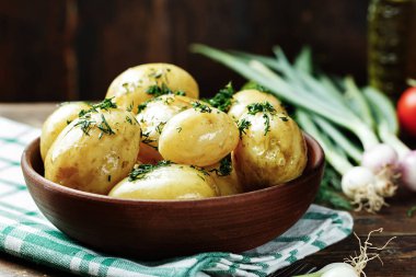 Ahşap bir masa üzerinde sebzeli patates