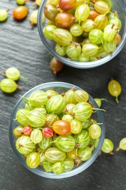 Bir tabak içinde olgunlaşmış bektaşi üzümü