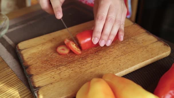 Kutter tomater på kjøkkenet – stockvideo
