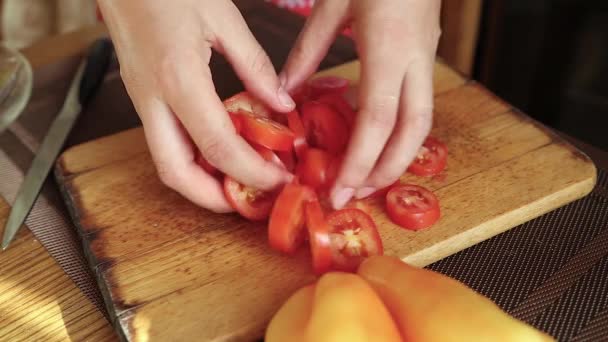 Подрібнений помідор на дошці — стокове відео