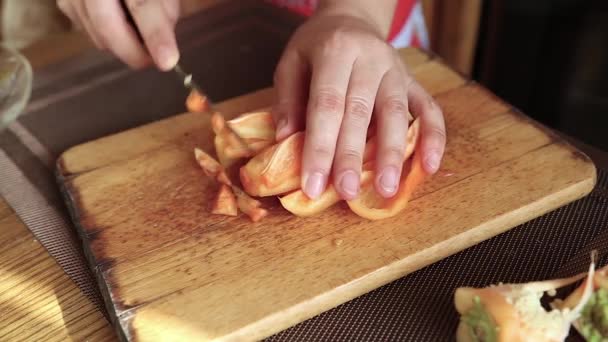 Девушка режет болгарский перец — стоковое видео